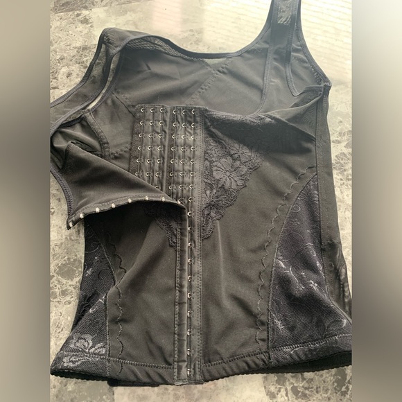 Black corset style shape wear adjustable clasp back size L, brand new condition - Picture 2 of 3